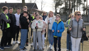 Osoby przygotowujące się do marszu Nordic Walking 