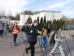 Osoby podczas marszu Nordic Walking 