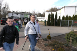 Kobieta oraz chłopiec podczas marszu Nordic Walking 