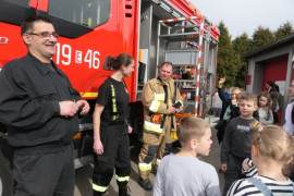 Strażacy, wóz bojowy i dzieci