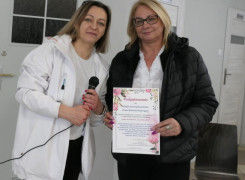 Dwie kobiety. Jedna z nich trzyma w ręku dyplom
