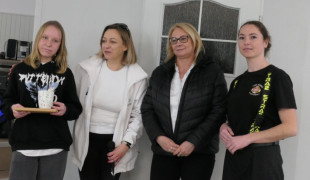 Trzy kobiety i dziewczynka. Dziewczynka trzyma w ręku nagrody
