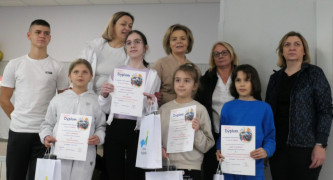 Laureaci konkursu trzymają w dłoniach dyplomy
