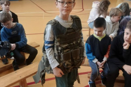 Mały chłopiec w wojskowej kamizelce 