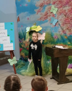 Mała dziewczynka podczas recytacji wiersza 