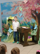 Chłopiec podczas recytacji wiersza 