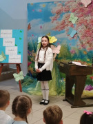 Dziewczynka podczas recytacji wiersza 