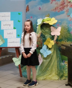 Dziewczynka podczas recytacji wiersza 