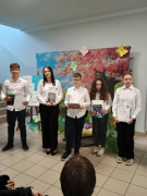 Grupa dzieci: dziewczyny i chłopcy stoją obok siebie 