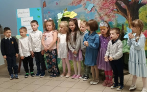 Grupa małych dzieci: dziewczynki i chłopcy stoją obok siebie 