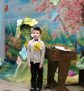 Mały chłopiec podczas recytacji wiersza 