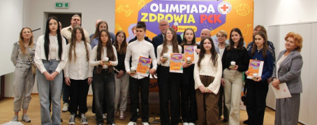 Grupa osób: dorośli i dzieci na wspólnym zdjęciu 