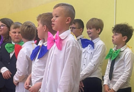 Grupa chłopców w kolorowych strojach 