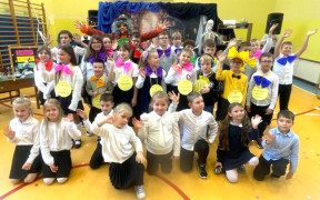 Grupa uczniów w kolorowych strojach 