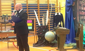 Mężczyzna w garniturze podczas wystąpienia publicznego