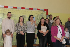 Grupa osób stojąca obok siebie