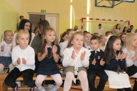 Grupa dzieci siedząca obok siebie