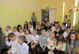Grupa dzieci siedząca obok siebie