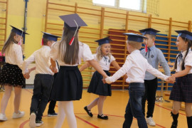 Grupa dzieci tańcząca w kółku 