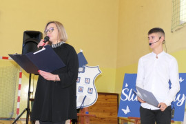 Kobieta i chłopiec. Kobieta przemawia 