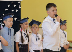 Grupa dzieci podczas akademii szkolnej 