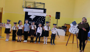 Uczniowie klasy pierwszej podczas ślubowania 
