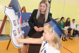 Dziewczynka i kobieta przy symbolicznej tarczy 
