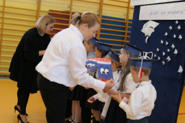 Moment wręczania uczniom prezentów