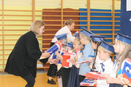 Moment wręczania uczniom prezentów