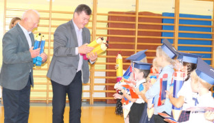 Moment wręczania uczniom prezentów