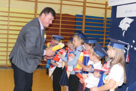 Moment wręczania uczniom prezentów