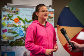 Dziewczynka w różowej bluzie podczas udzielania wywiadu 