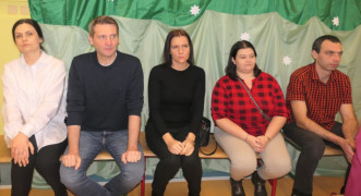 Osoby siedzą obok siebie na ławce