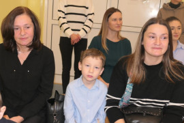 Grupa osób siedząca obok siebie