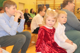 Dziewczynka i chłopiec siedzą obok siebie 