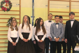 Uczniowie w odświętnych ubraniach 