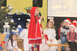 Grupa dzieci, na pierwszym planie dziewczynka w stroku Czerwonego Kapturka