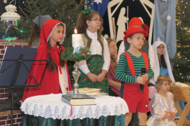 Uczniowie podczas przedstawienia - jasełka bożonarodzeniowe 