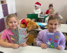 Dziewczynki prezentują przygotowane przez siebie kartki świąteczne 