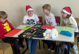 Dzieci przygotowują kartki świąteczne 