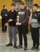 Trzej chłopcy stoją obok siebie 