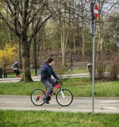 Chłopiec jedzie na rowerze. Jest uczestnikiem konkursu w ruchu drogowym