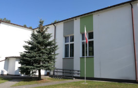 Budynek szkoły w Szczepocicach 