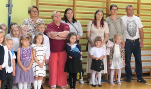 Dorośli i dzieci podczas rozpoczęcia nowego roku szkolnego 