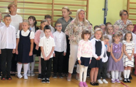 Dzieci podczas uroczystego rozpoczęcia roku szkolnego