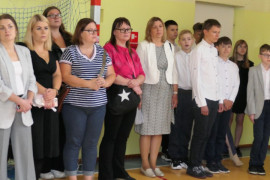 Osoby dorosłe stoją obok siebie
