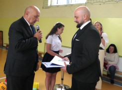 Dwóch mężczyzn. Moment przekazania dokumentów 