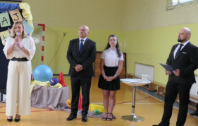 Dorośli stoją obok siebie