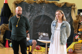 Kobieta i mężczyzna stoją obok siebie