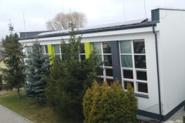 Budynek PSP w Kietlinie. Na dachu szkoły widoczne panele fotowoltaiczne 